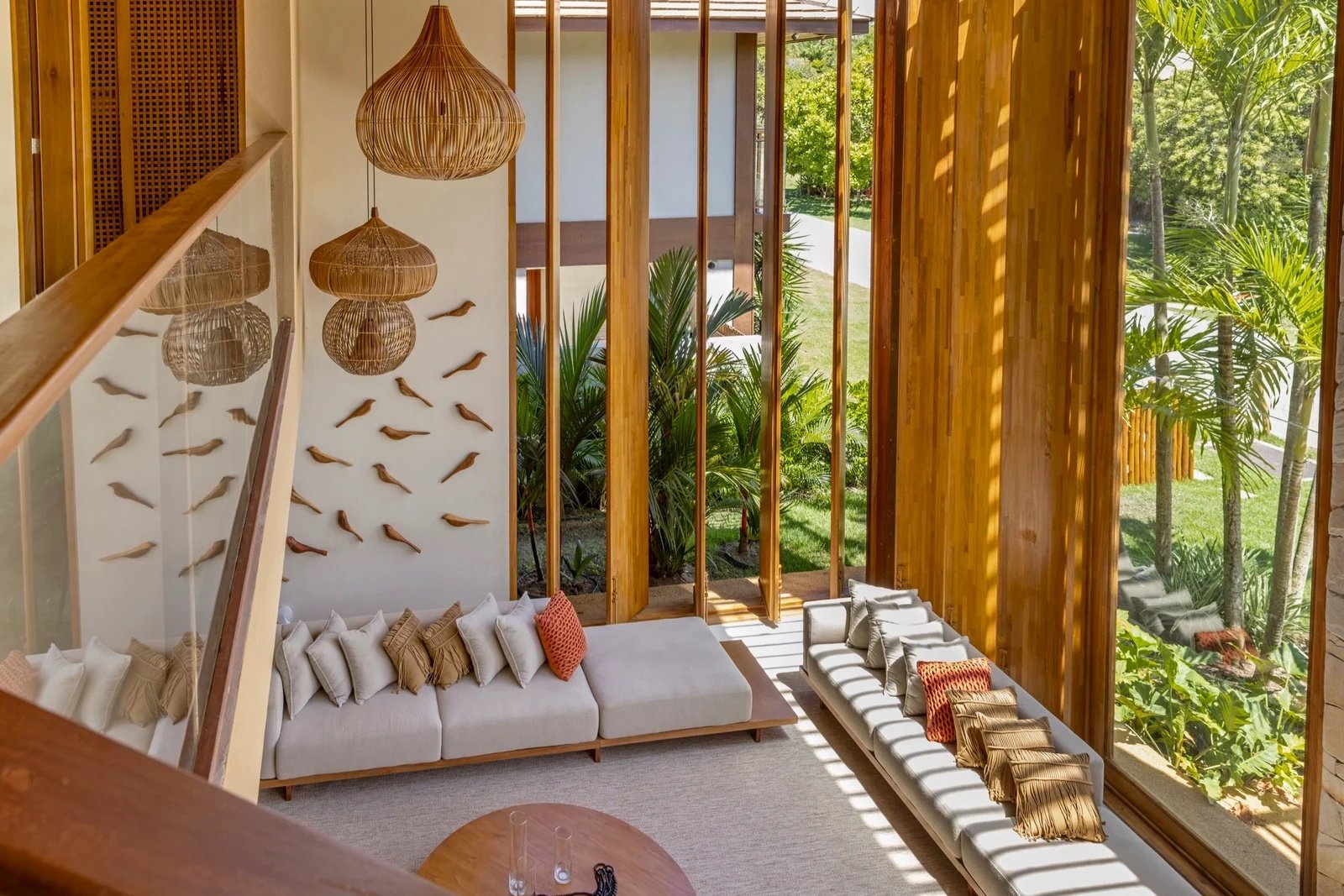 Living da Casa Pássaros integrado ao jardim