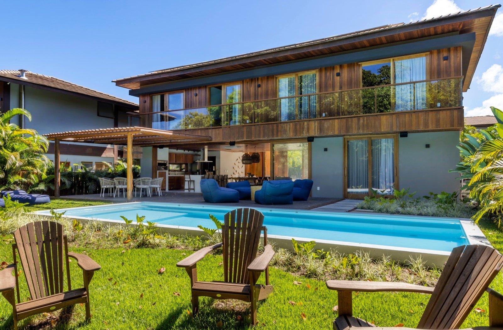 Área externa, piscina e paisagismo da Casa Pássaros