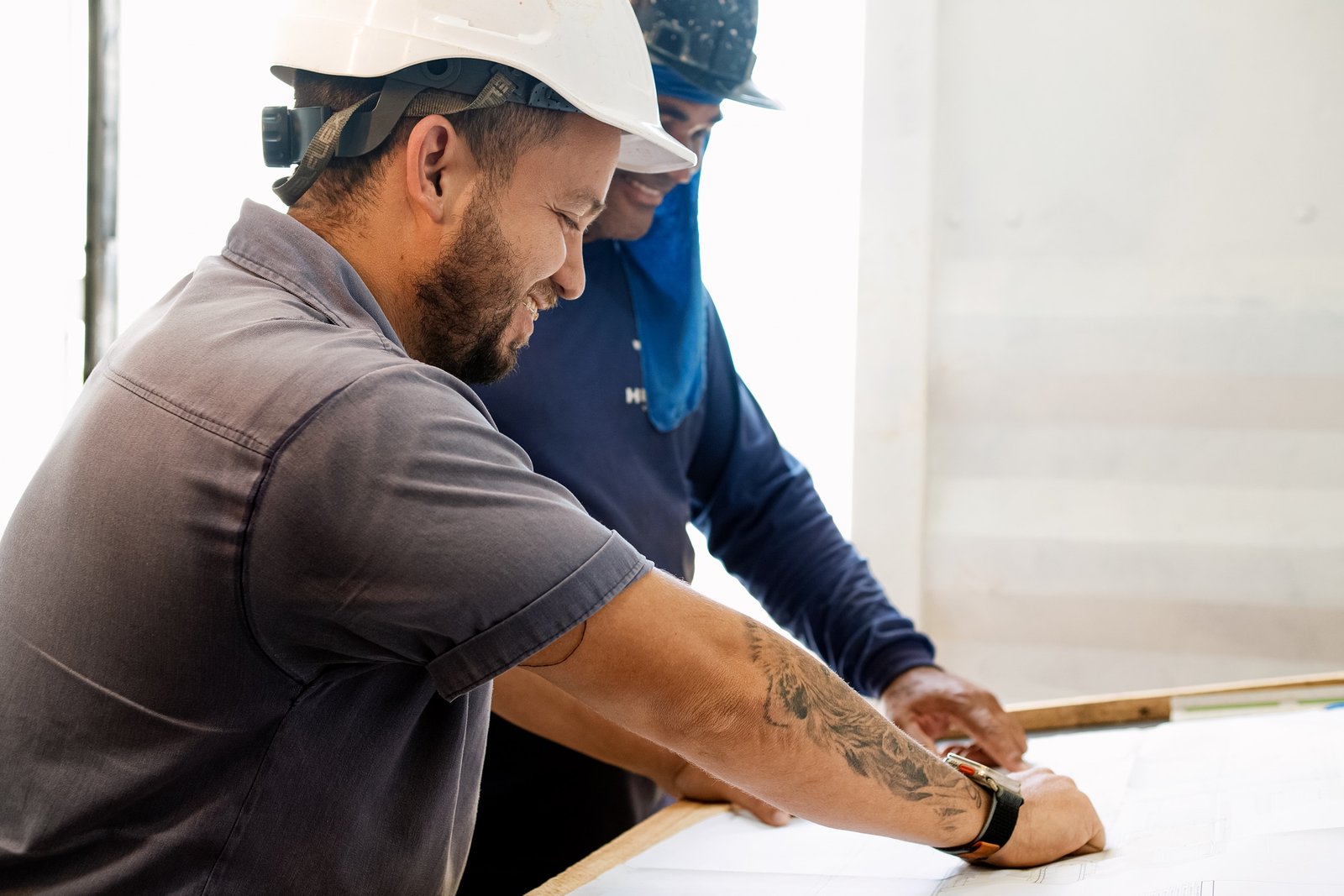 Equipe analisando documentação técnica